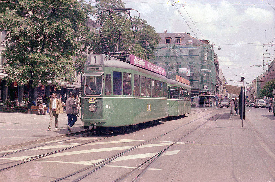 Die Stra&szlig;enbahn in Basel ein Schweizer Standardwagen vom Typ Be 4/4 - an der Haltestelle Claraplatz - Tram - Tr&auml;mli