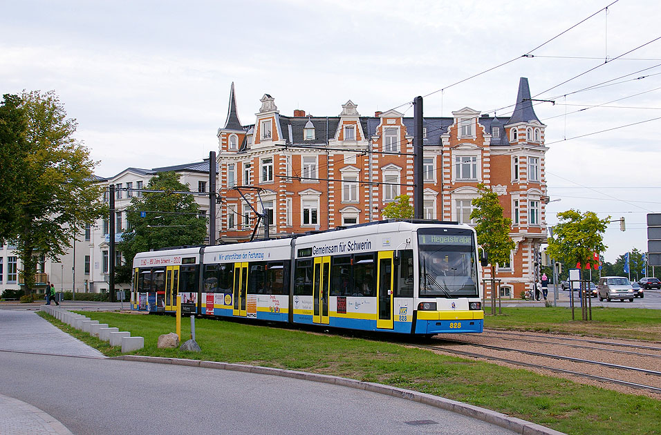 Die Stra&szlig;enbahn in Scwerin an der Haltestelle Platz der Jugend