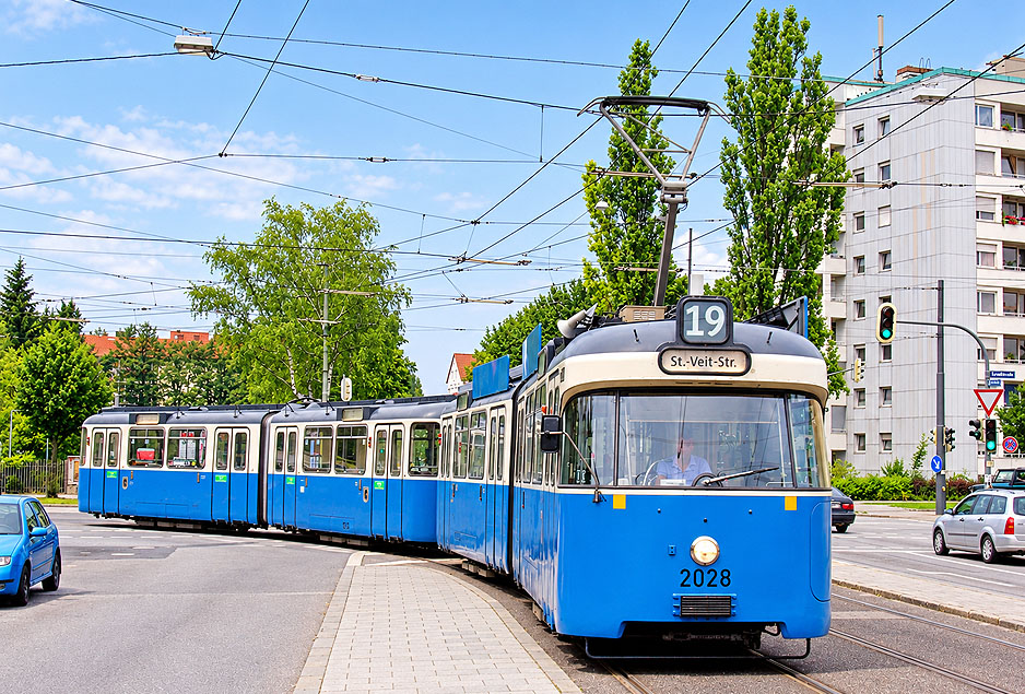 Die Stra&szlig;enbahn in M&uuml;nchen an der Haltestelle Kreillerstra&szlig;e - P-Wagen P3