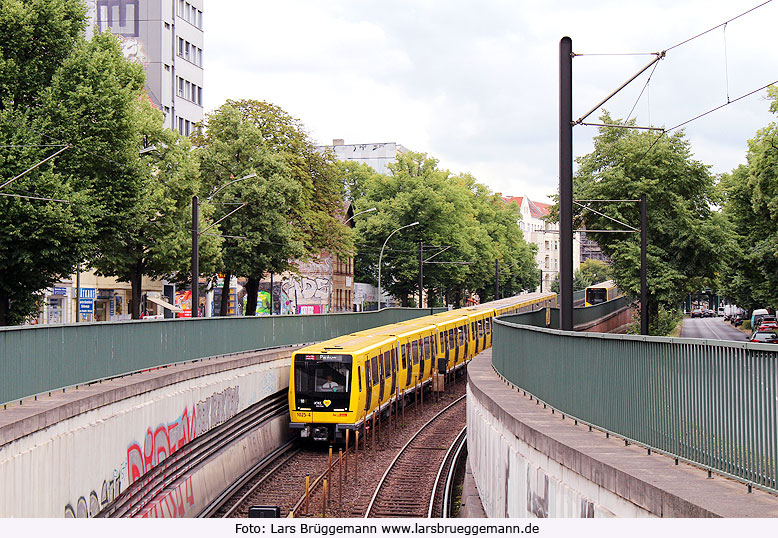 Eine U-Bahn in Berlin nahe der Haltestelle Vinetastraße