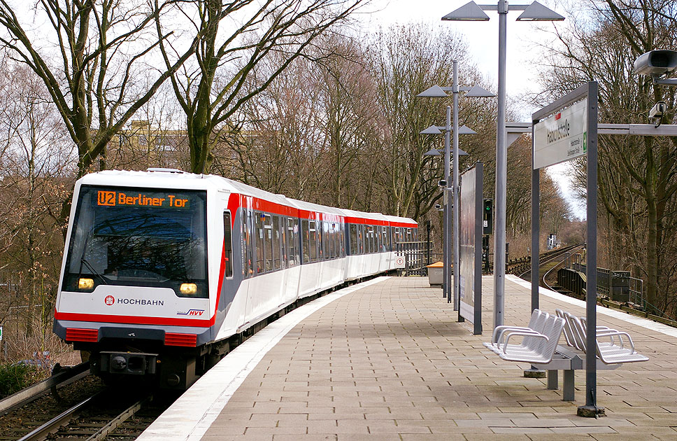Ein Hochbahn DT4 im Bahnhof Habichtstraße