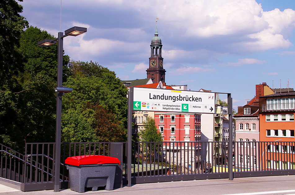 Ein Bahnhofsschild vom Bahnhof Landungsbrücken der Hamburger Hochbahn