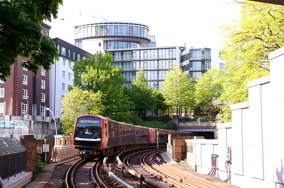 Mit Elektromobilität durch Hamburg: Ein Hochbahn DT5 im Bahnhof Landungsbrücken