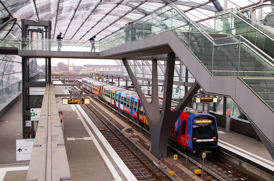 Werbezug für HVV Switch im Bahnhof Elbbrücken der Hamburger Hochbahn