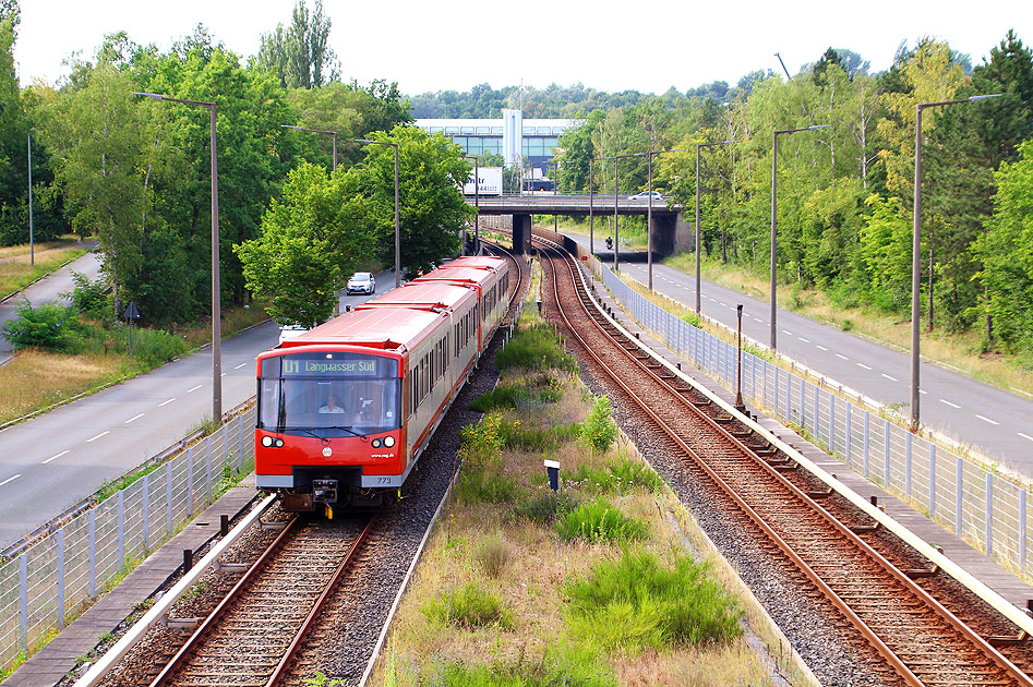 Die U-Bahn in Nürnberg an der Haltestelle Langwasser Nord ein DT3-F