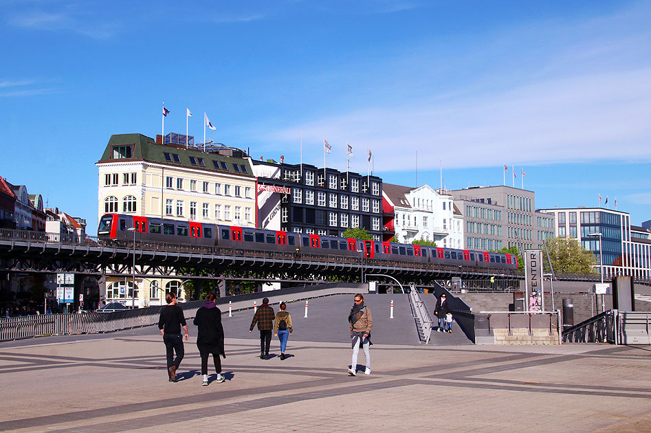 Die Hochbahn an den Landungsbrücken in Hamburg
