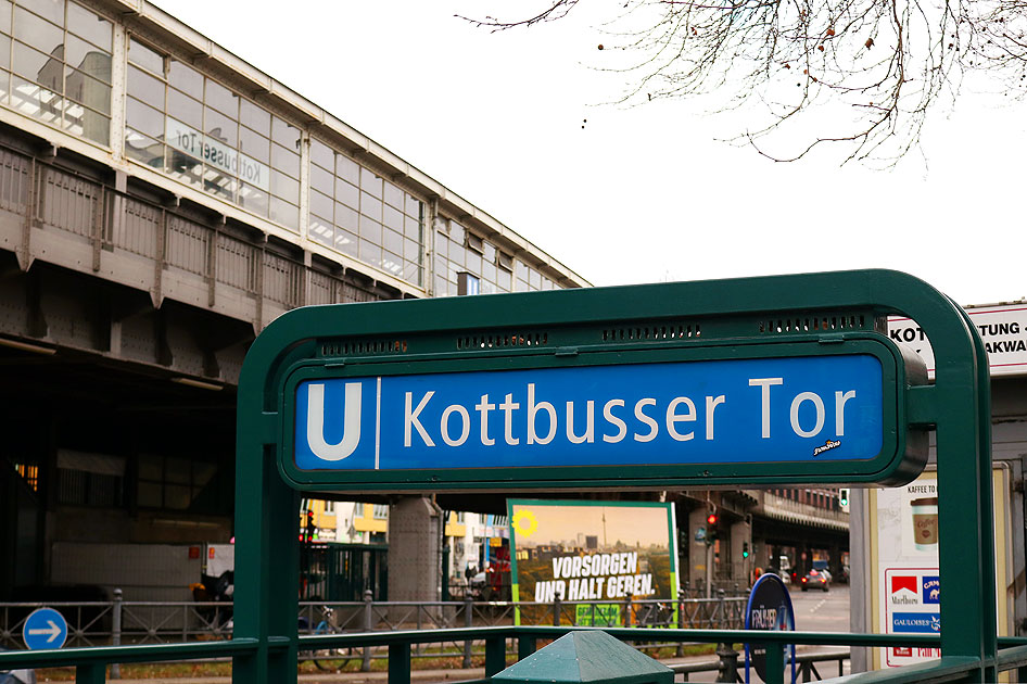 Ein Bahnhofsschild vom Bahnhof Kottbusser Tor der Berliner U-Bahn