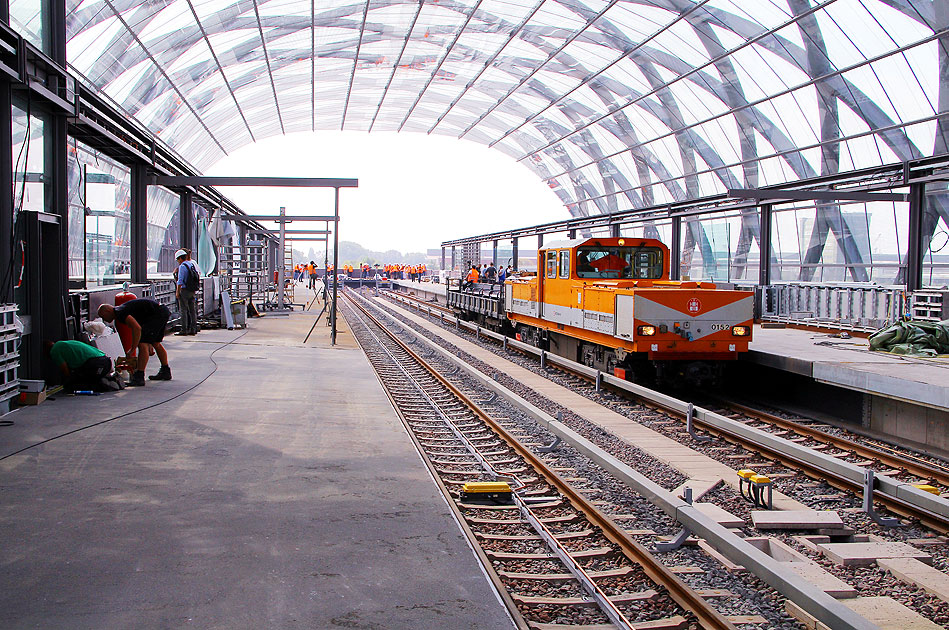 Eine Hochbahn Akkulok in der Haltestelle Elbbrücken in Hamburg