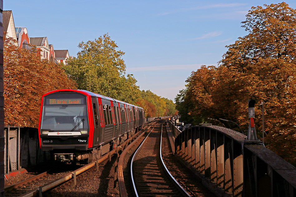 Ein Hochbahn DT5 im Bahnhof Hoheluftbrücke