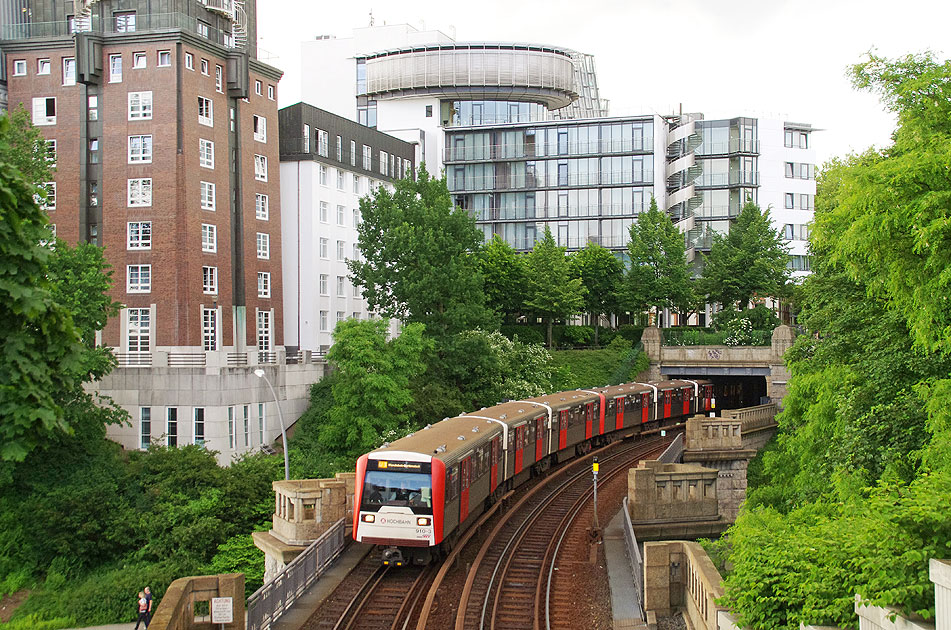Die Hamburger Hochbahn - U-Bahn an den Landungsbrücken in Hamburg