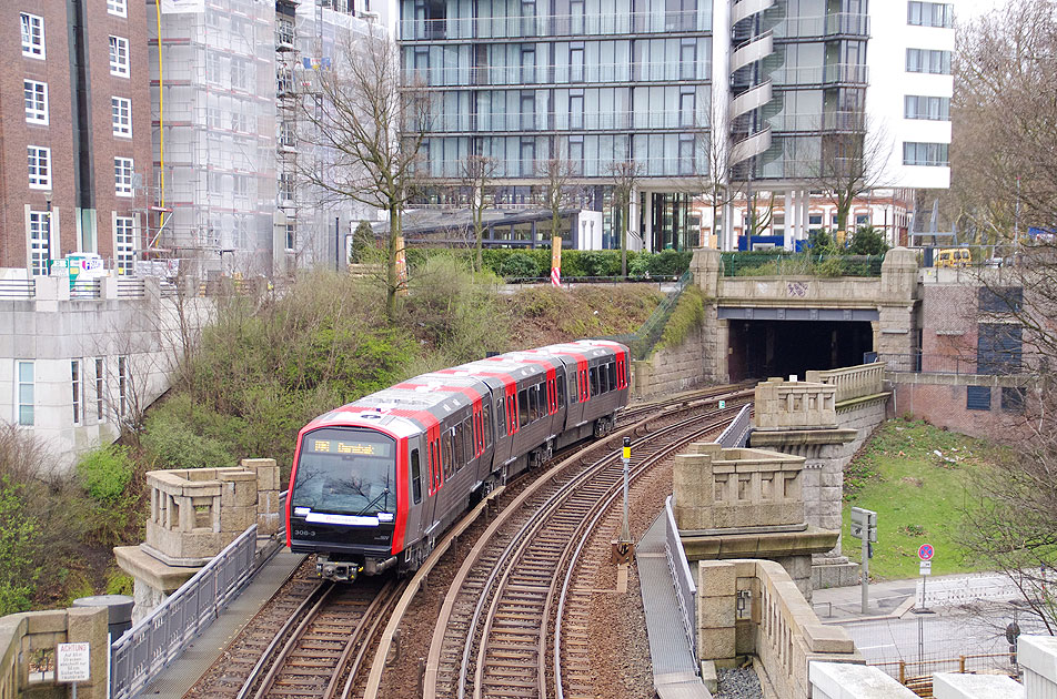 Ein Hochbahn DT5 an den Landungsbrücken