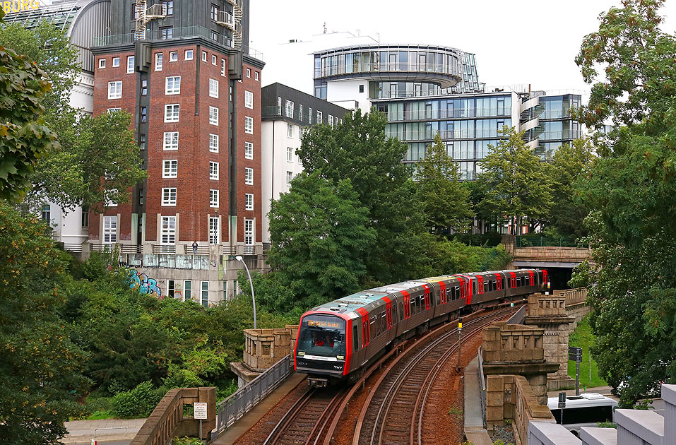 Die Hamburger U-Bahn im Bahnhof Landungsbrücken