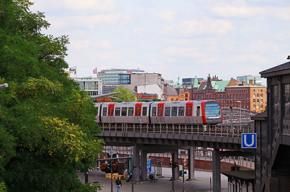 Die Hamburger Hochbahn am Bahnhof Baumwall