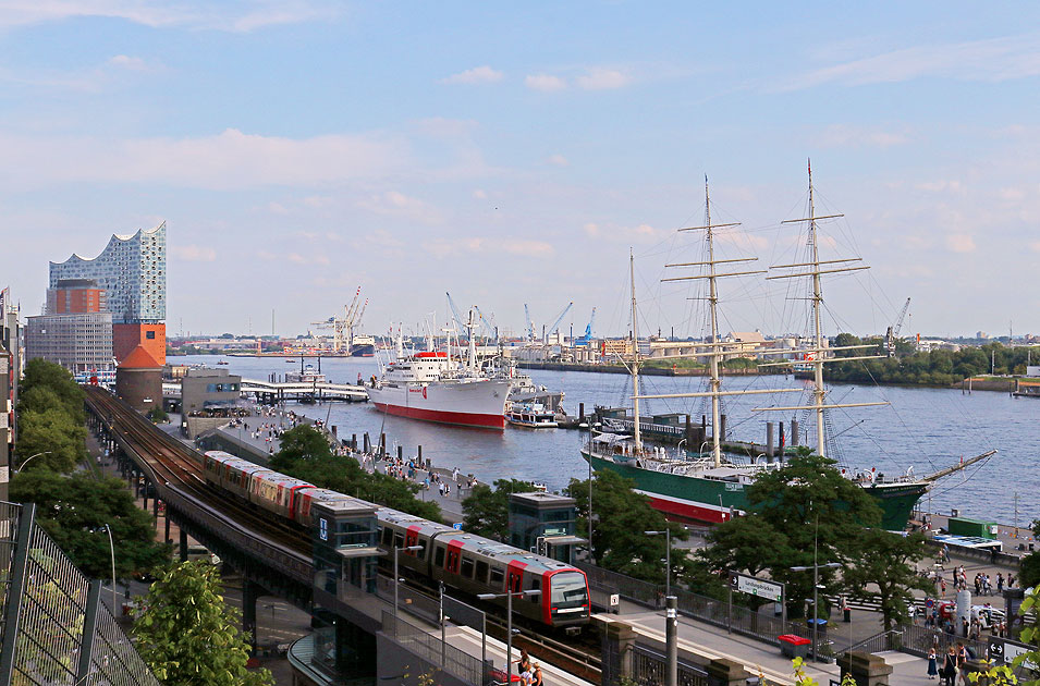 Die Hamburger Hochbahn an den St. Pauli Landungsbrücken mit der Cap San Diego und der Rickmer Rickmers
