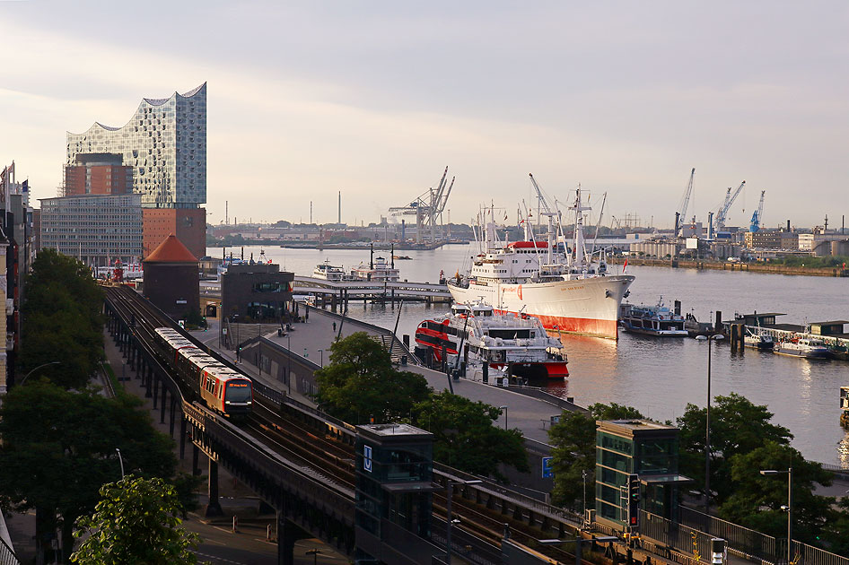Die Hamburger Hochbahn an den St. Pauli Landungsbrücken