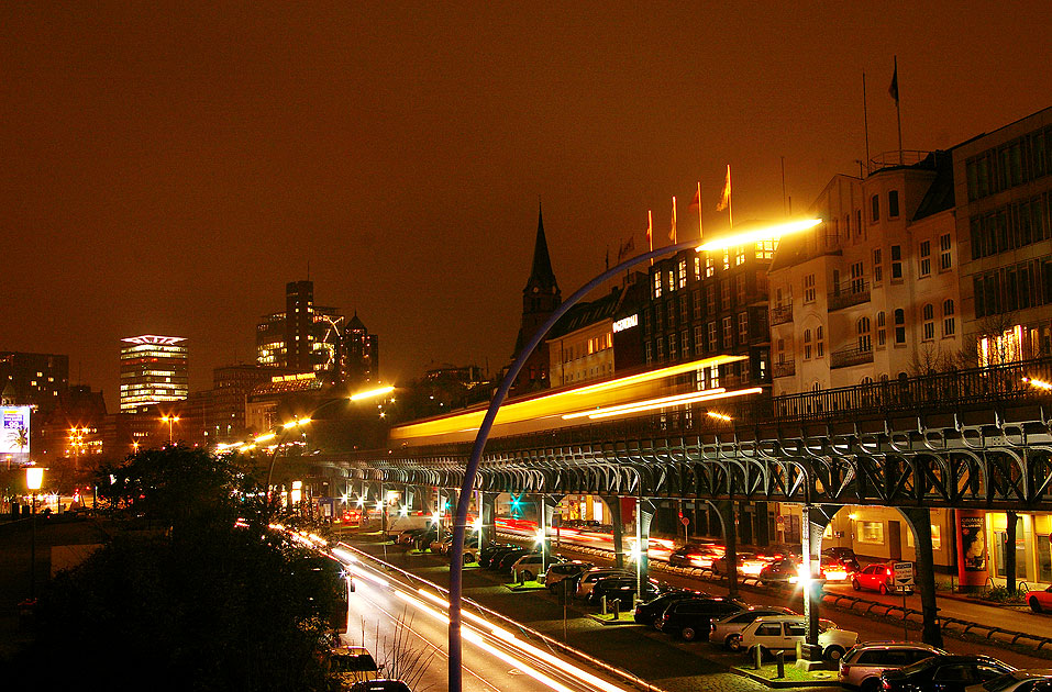Die Hochbahn bei Nacht zwischen Landungsbrücken und Baumwall