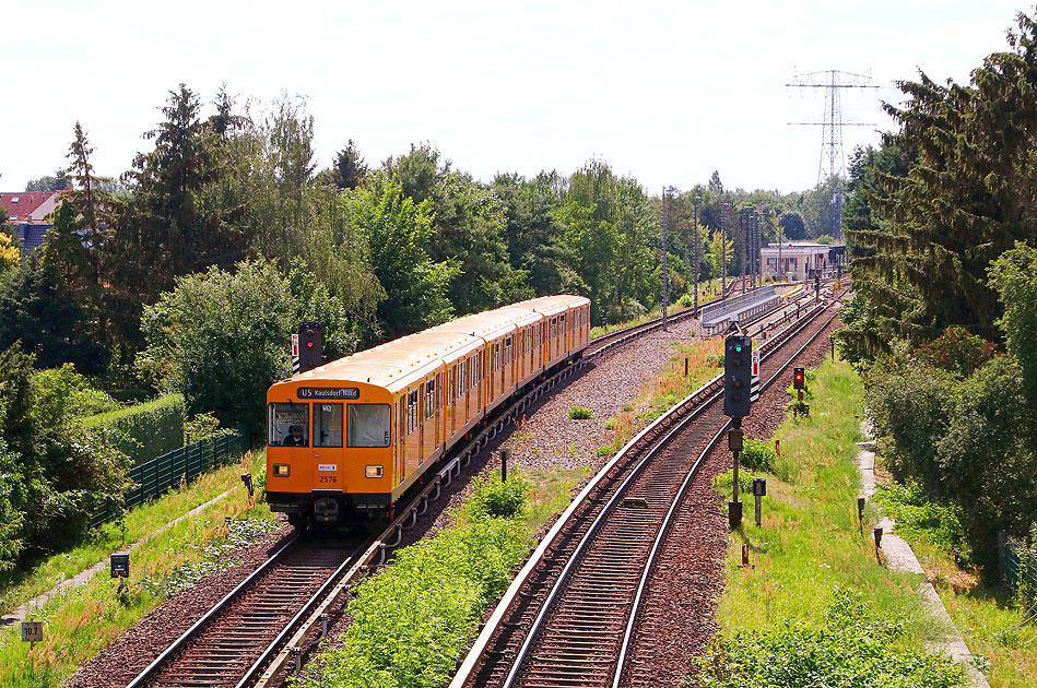 Die Berliner U-Bahn zwischen Biesdorf Süd und Elsterwerdaer Platz