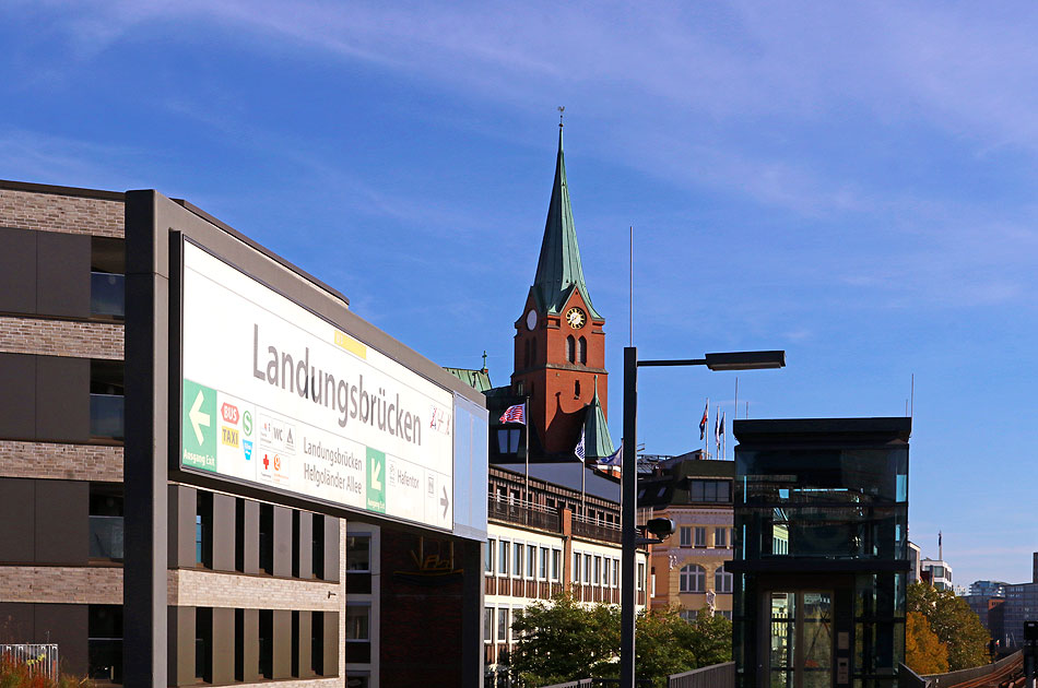 Ein Bahnhofsschild vom Bahnhof Landungsbrücken in Hamburg