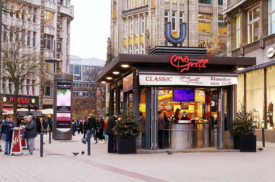 Der Bahnhof Mönckebergstraße mit dem Mö Grill in der Hamburger Innenstadt