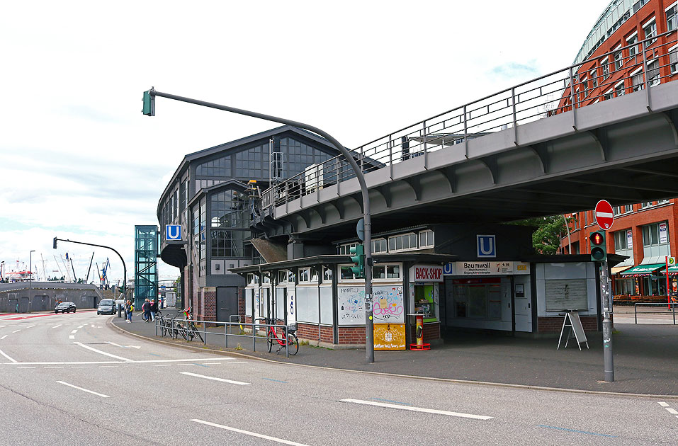 Der Bahnhof Baumwall der Hamburger Hochbahn an der Elbe