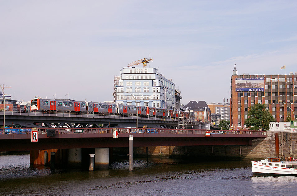 Die Hamburger Hochbahn am Baumwall mit dem Stellahaus