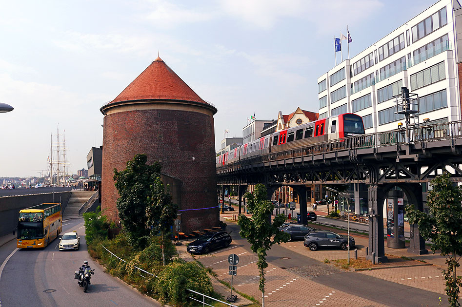 Die Hamburger Hochbahn zwischen Landungsbrücken und Baumwall