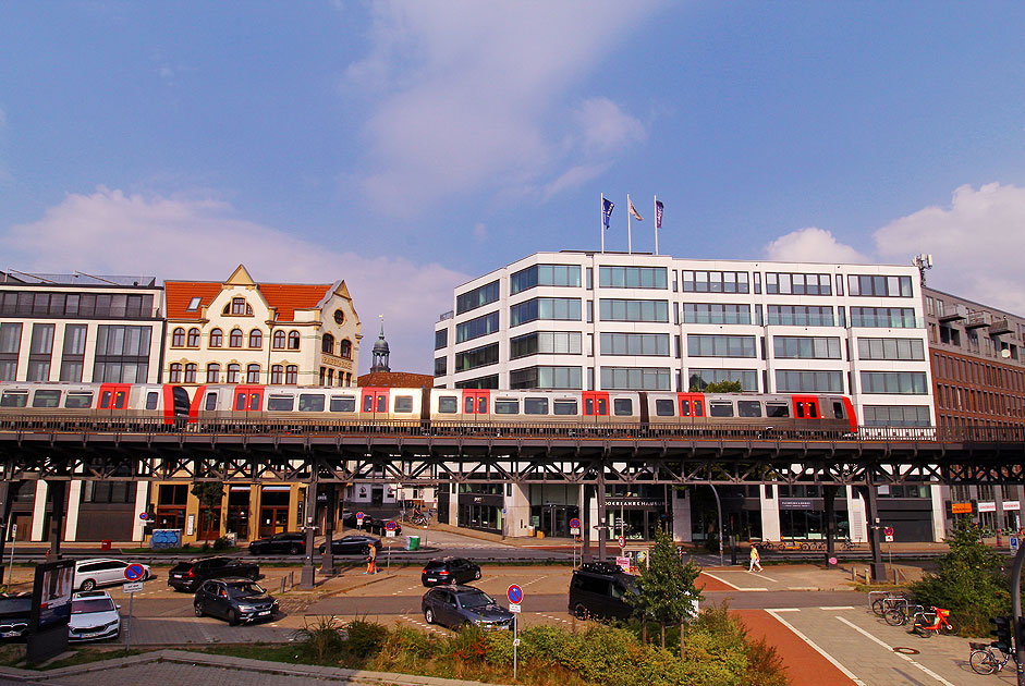 Ein DT5 der Hamburger Hochbahn zwischen Baumwall und Landungsbrücken vor dem Portugiesenviertel