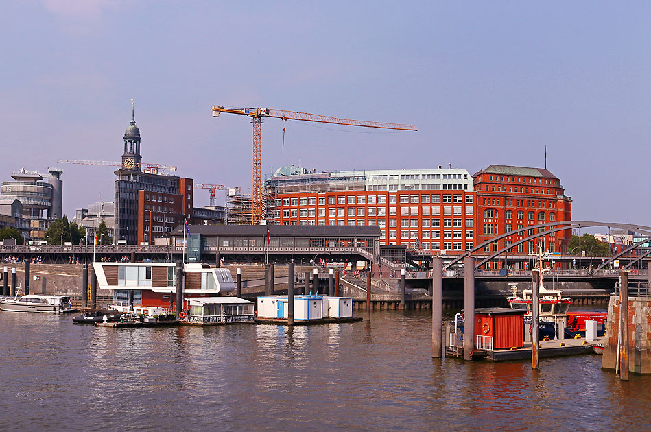Der Bahnhof Baumwall der Hamburger Hochbahn mit dem fiktiven Elbkrankenhaus (EKH)
