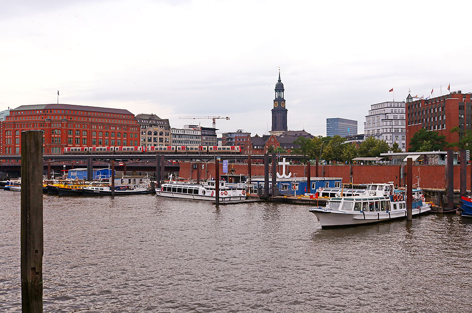 Die Hamburger Hochbahn am Bahnhof Baumwall