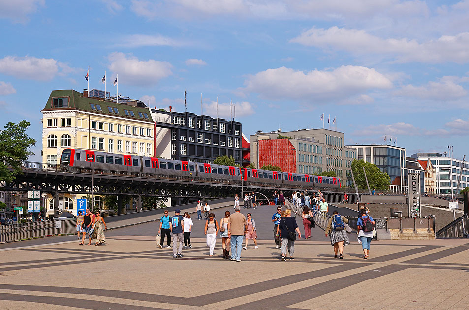 Ein Hochbahn DT5 zwischen den Landungsbrücken und Baumwall