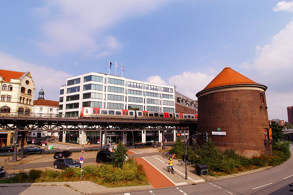 Die Hamburger Hochbahn zwischen Landungsbrücken und Baumwall und das Tasquinha Galego, ein portugiesisches Restaurant