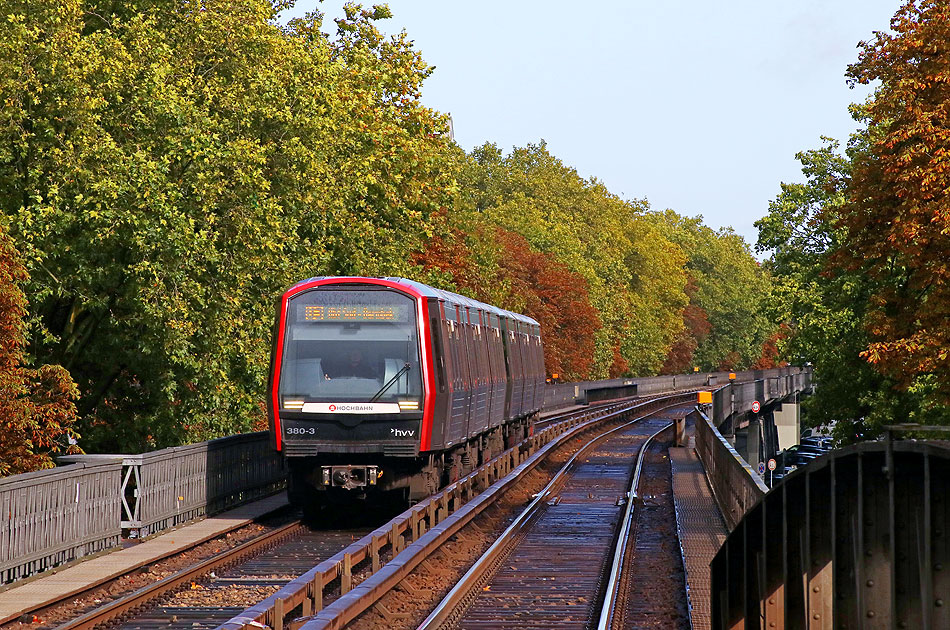 Die Hamburger Hochbahn auf dem Ring zwischen Hoheluftbrücke und Eppendorfer Baum