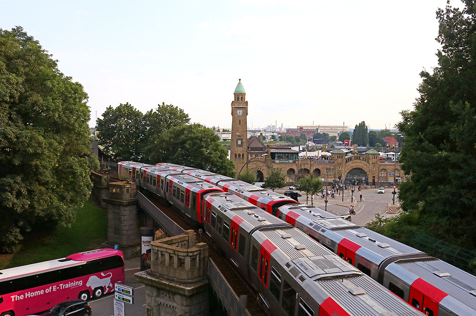Die Hamburger Hochbahn an den St. Pauli Landungsbrücken in Hamburg