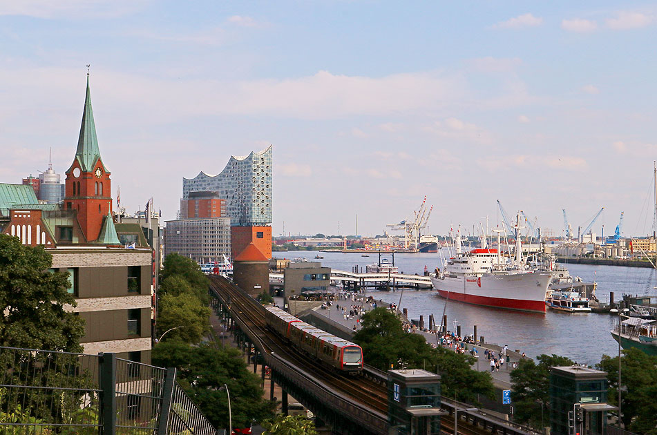 Die Hamburger Hochbahn am Hamburger Hafen