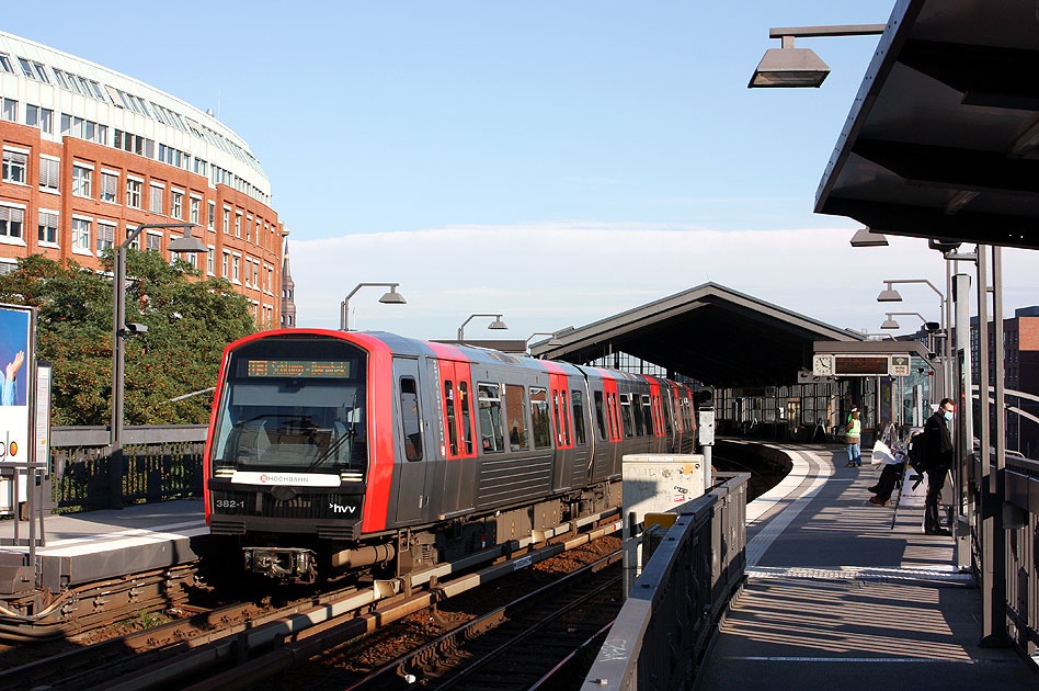 Eine U-Bahn vom Typ DT5 in der Haltestelle Baumwall der Hamburger Hochbahn