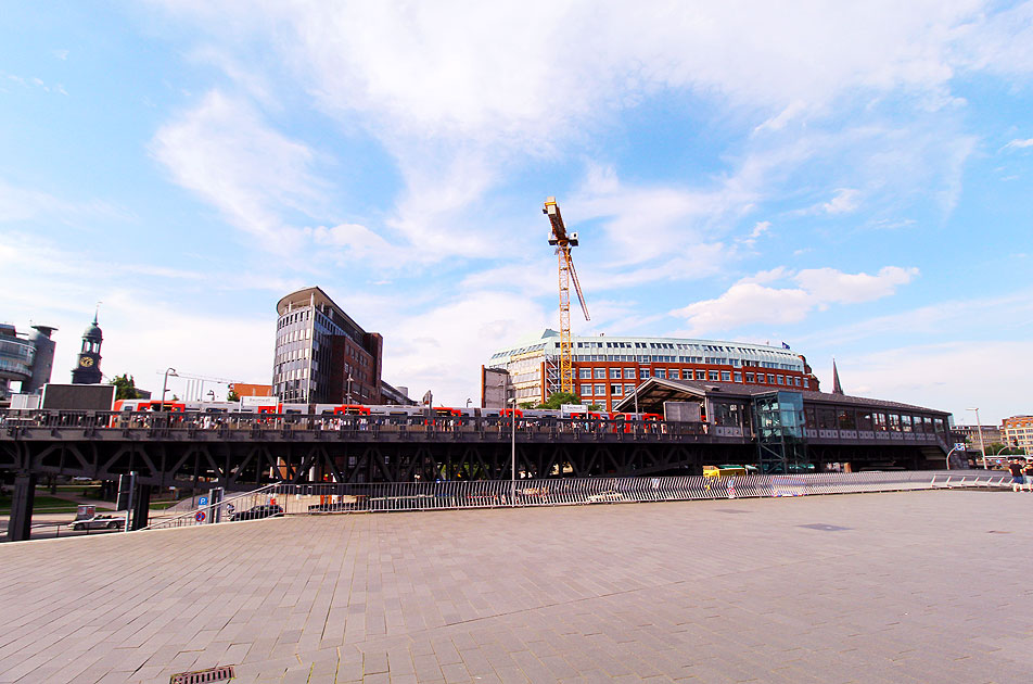 Der Bahnhof Baumwall der Hamburger Hochbahn in Hamburg