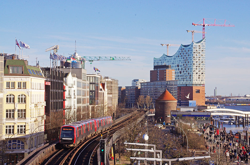 Hochbahn DT5 an den Landungsbrücken - rechts im Bild die Elbphilharmonie