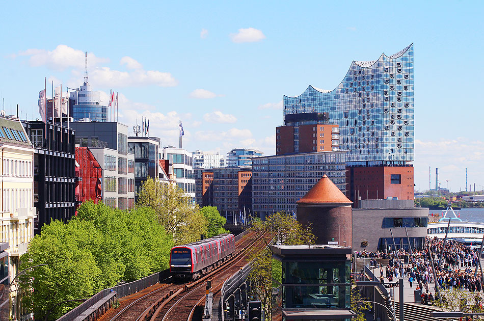 Die Hamburger Hochbahn zwischen Baumwall und Landungsbrücken