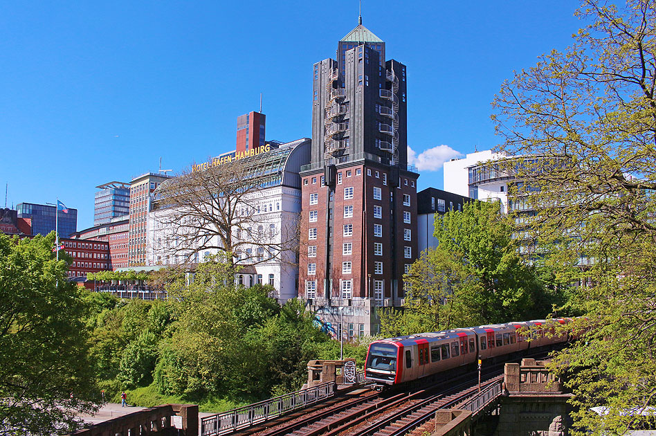 Das Hotel Hafen Hamburg mit der Hamburger Hochbahn an den St. Pauli Landungsbrücken