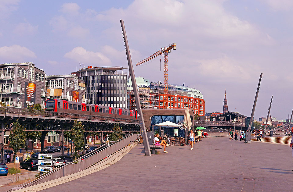 Die Hamburger Hochbahn zwischen den Landungsbrücken und Baumwall