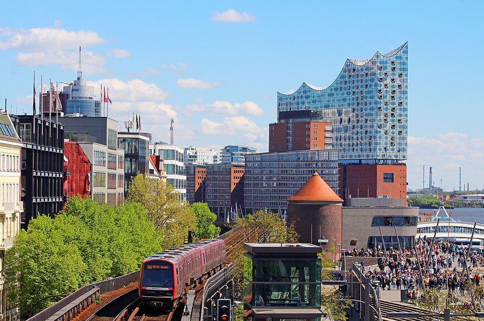 Die Hamburger Hochbahn an den Lamdungsbrücken an der Elbe