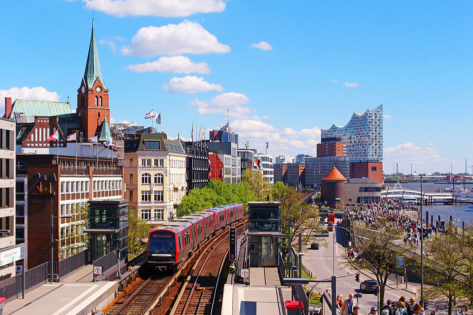 Die Hamburger Hochbahn an den St. Pauli Landungsbrücken