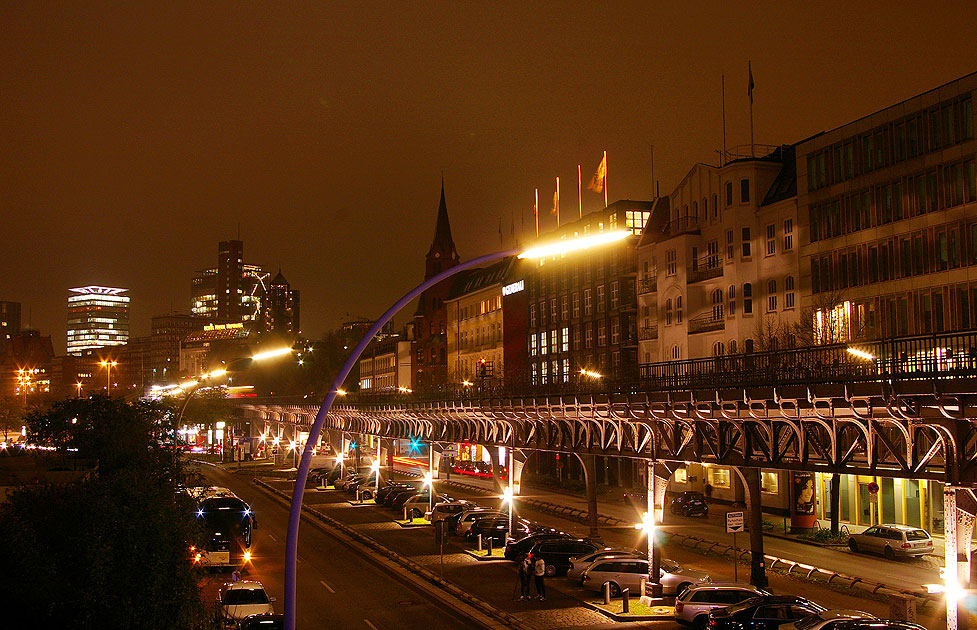 Die Hochbahn bei Nacht zwischen Landungsbrücken und Baumwall