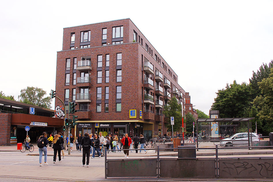 Der Bahnhof Hoheluftbrücke mit dem Edeka in Hamburg