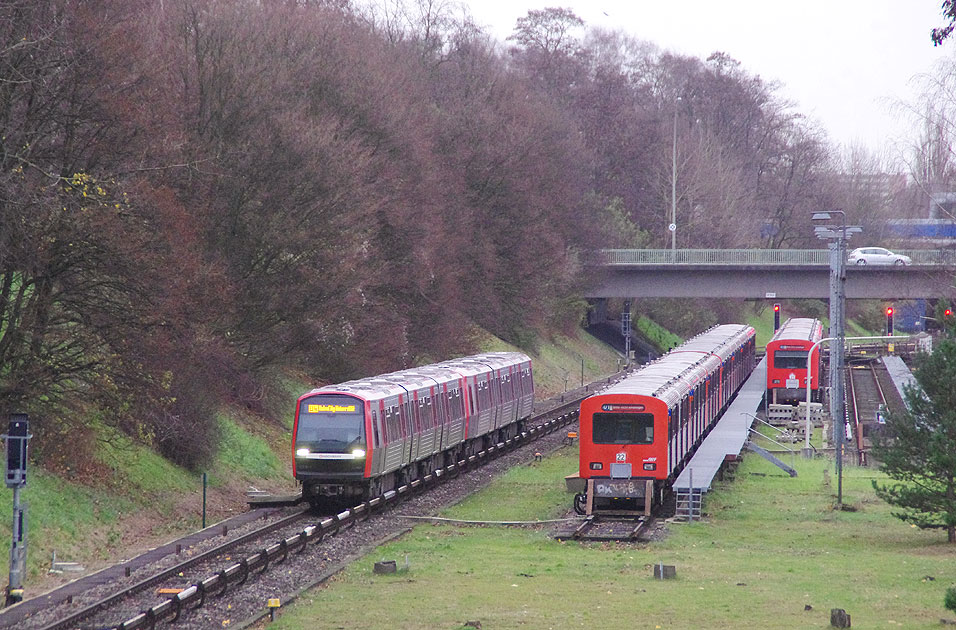 Ein Hochbahn DT5 f&auml;hrt an abgestellten DT2 in Billstedt vorbei