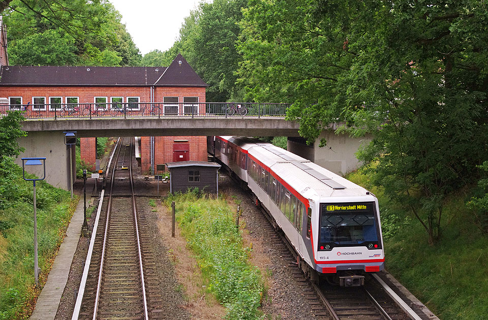 U-Bahn Ahrensburg West - Hochbahn DT4