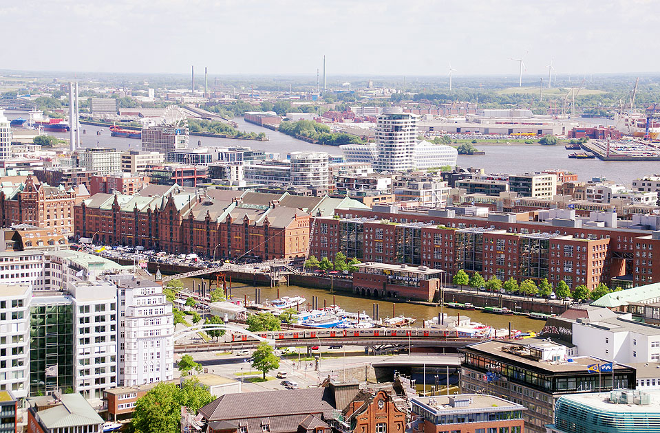 Die Hamburger Hochbahn zwischen den Haltestellen Baumwall und Rödingsmarkt - Im Hintergrund die Speicherstadt und Hafencity