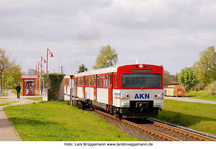 Der AKN Bahnhof Nützen mit einem AKN VTA auf der Fahrt nach Hamburg