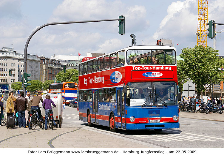 Beliebt sind die Stadtrundfahrten in den Doppeldeckerbussen durch Hamburg