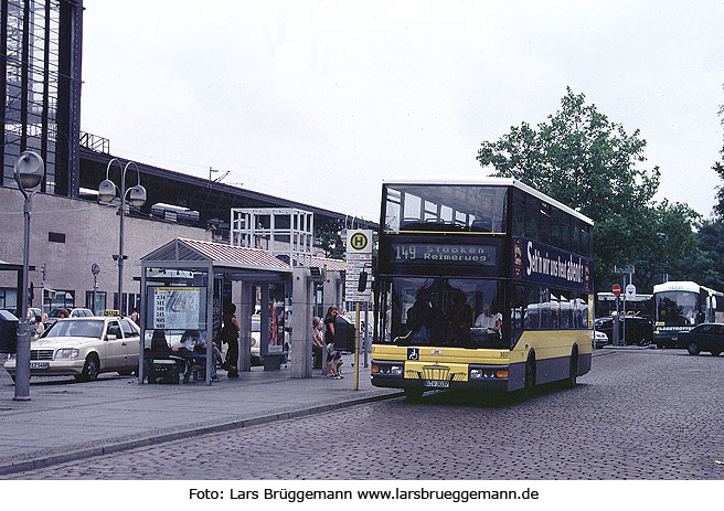 Berliner Doppeldeckerbus am Bahnhof Zoo
